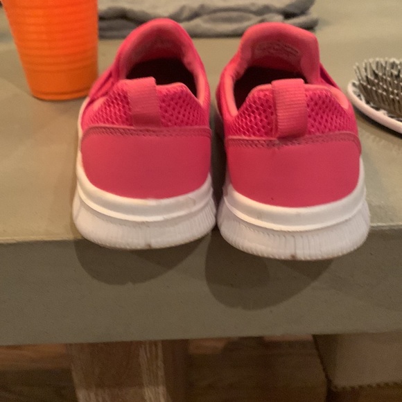 Child’s size 3 pink slides sneakers in good condition - Picture 2 of 2